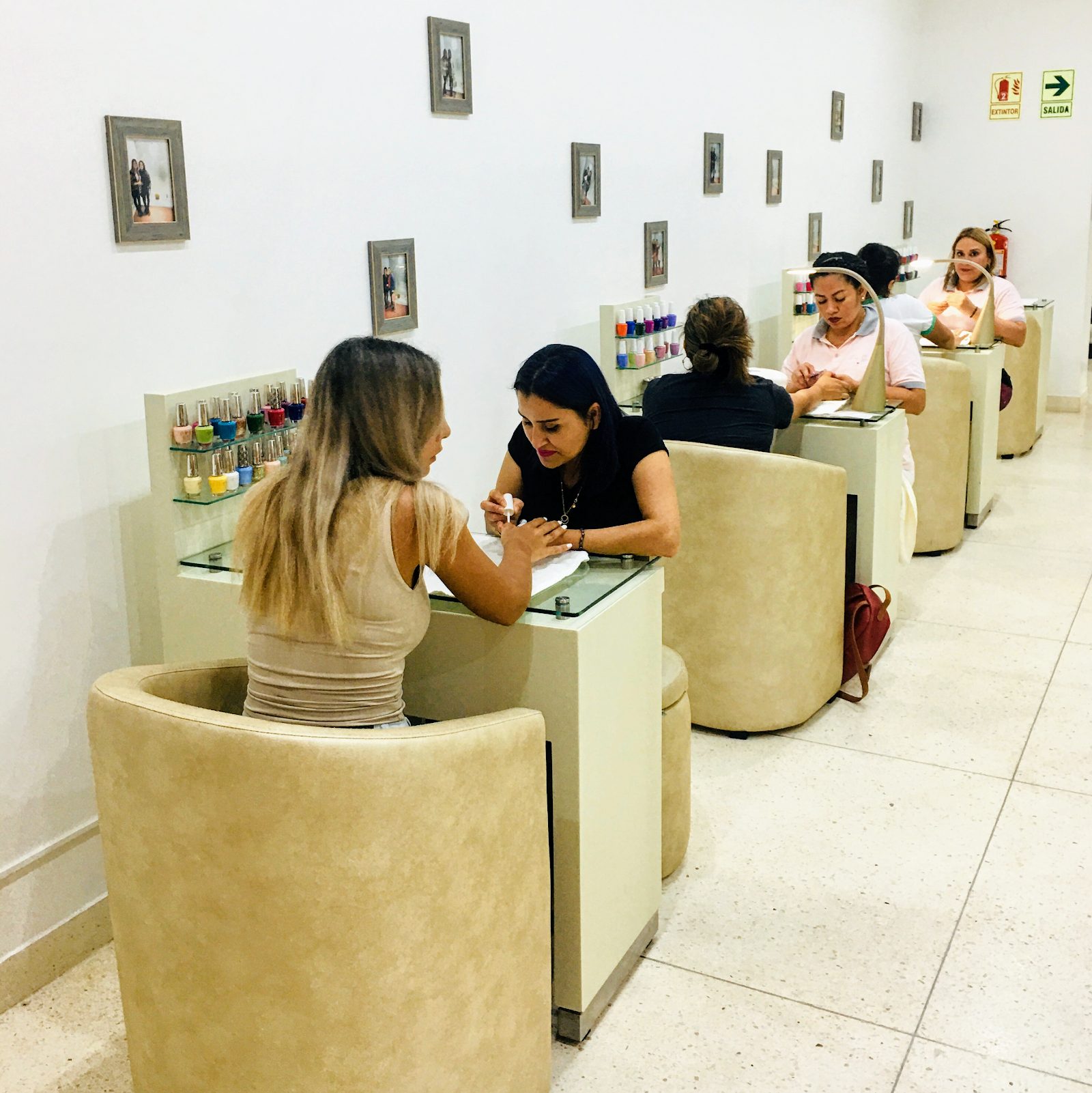 Estaciones de manicure de Day Spa con clientas siendo atendidas