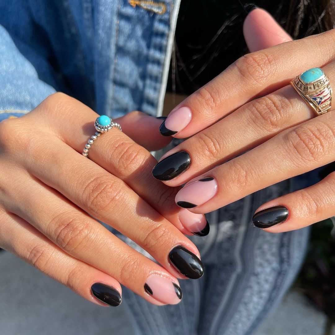 Nail art negro minimalista hecho en Day Spa, foto real del salón
