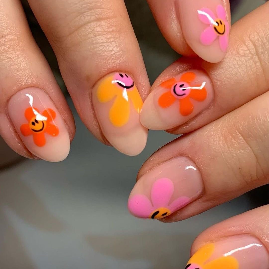 Nail art de flores retro en tonos naranja y rosa
