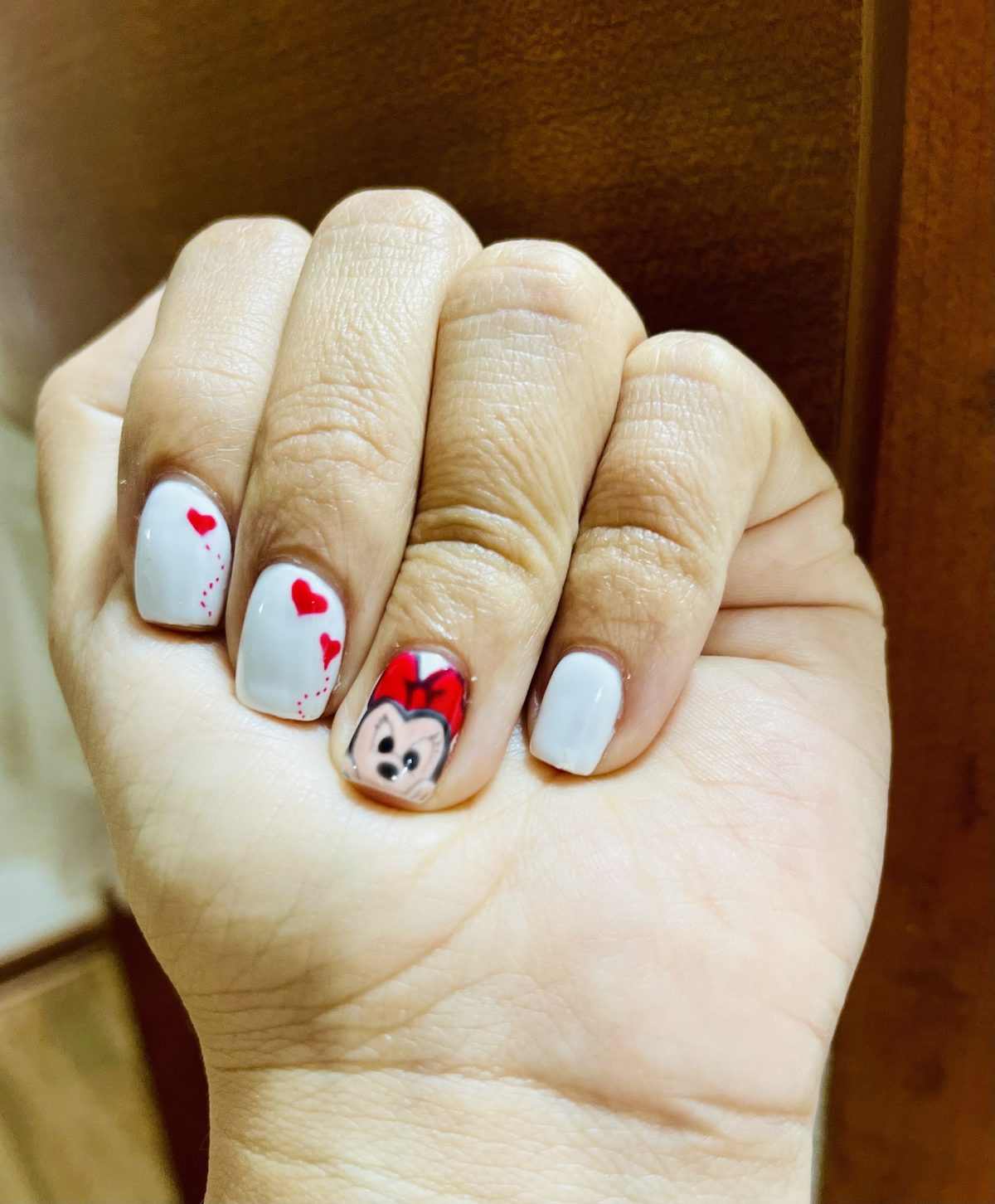 Nail art de Minnie con corazones rojos