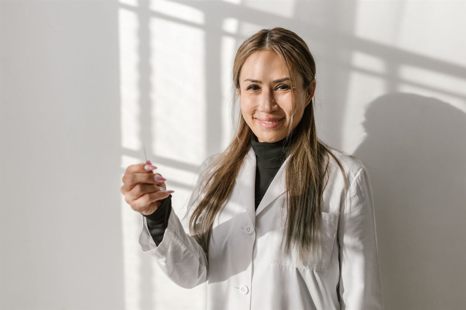 Retrato editorial de doctora a contraluz