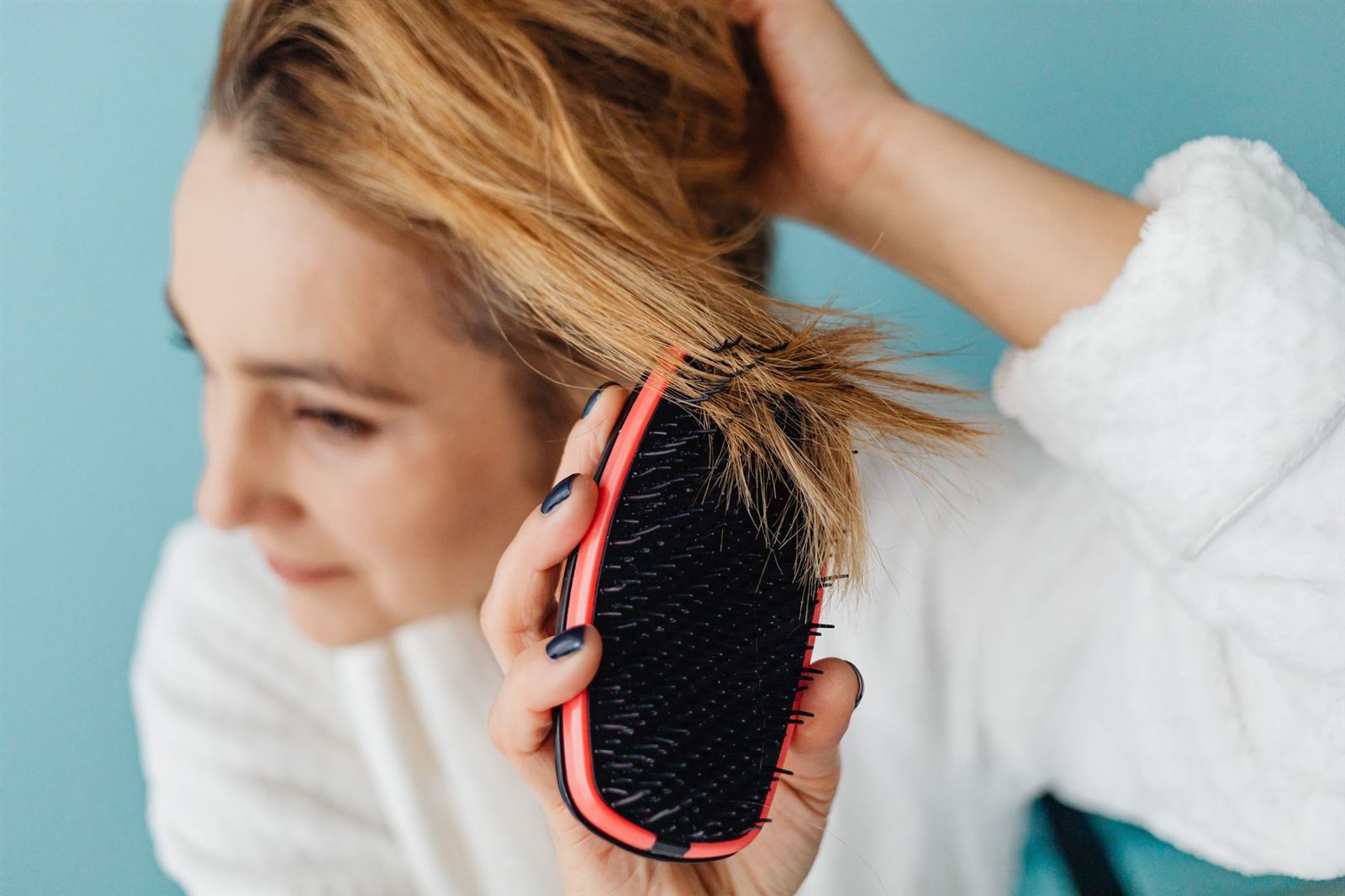Mujer cepillando su cabello mostrando su textura