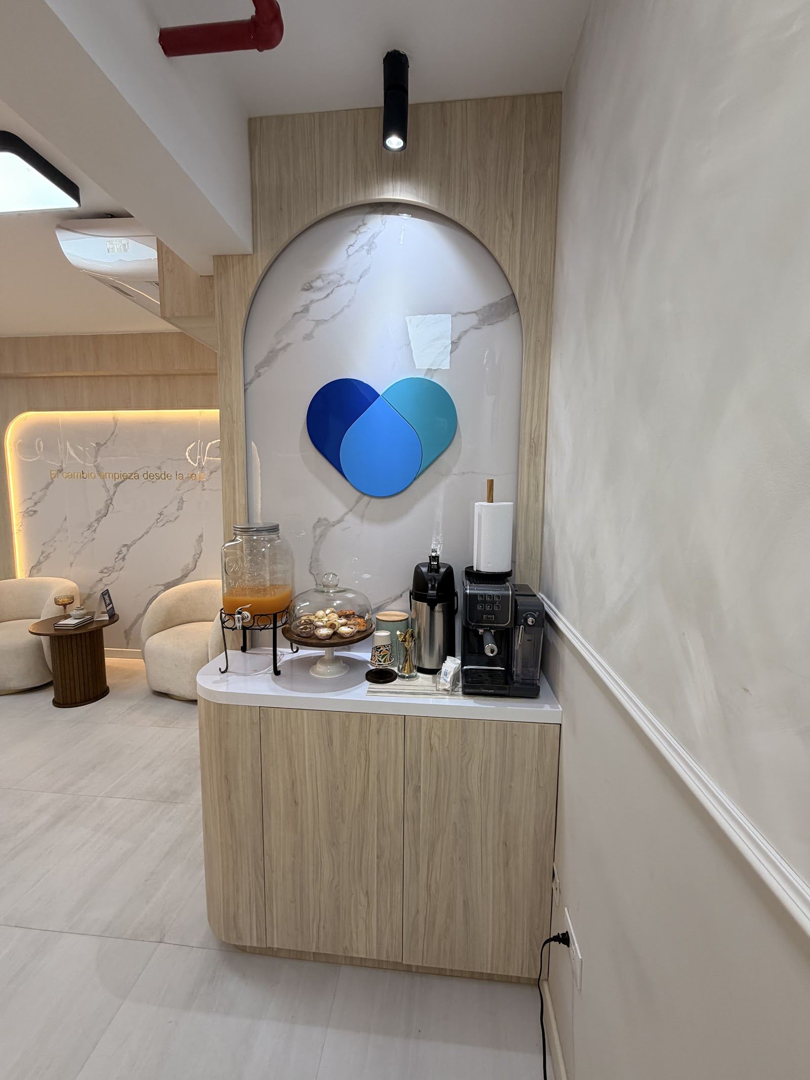 Rincón de cafetería con el logo de Recupera