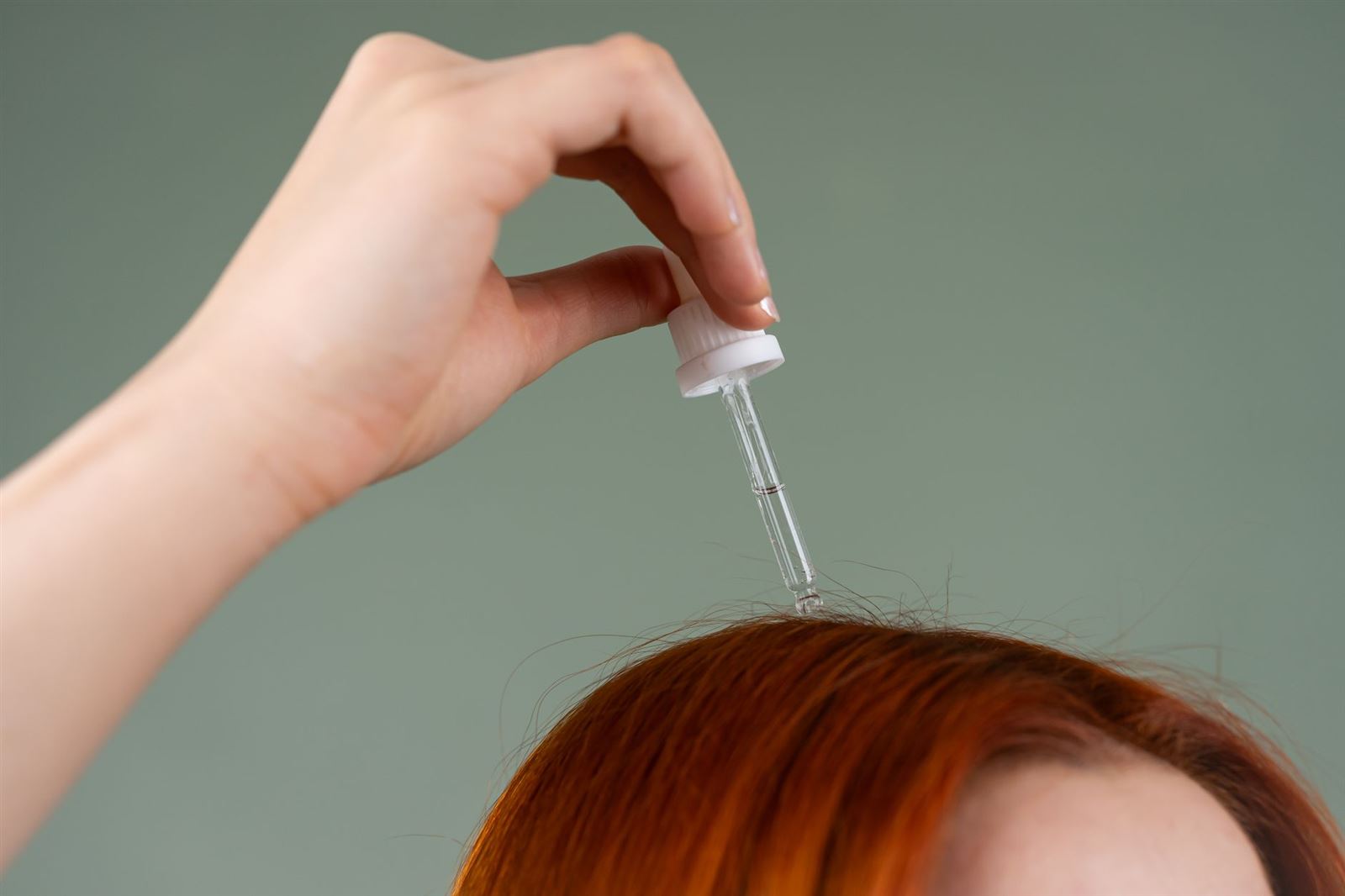 Aplicación de tratamiento tópico en el nacimiento del cabello
