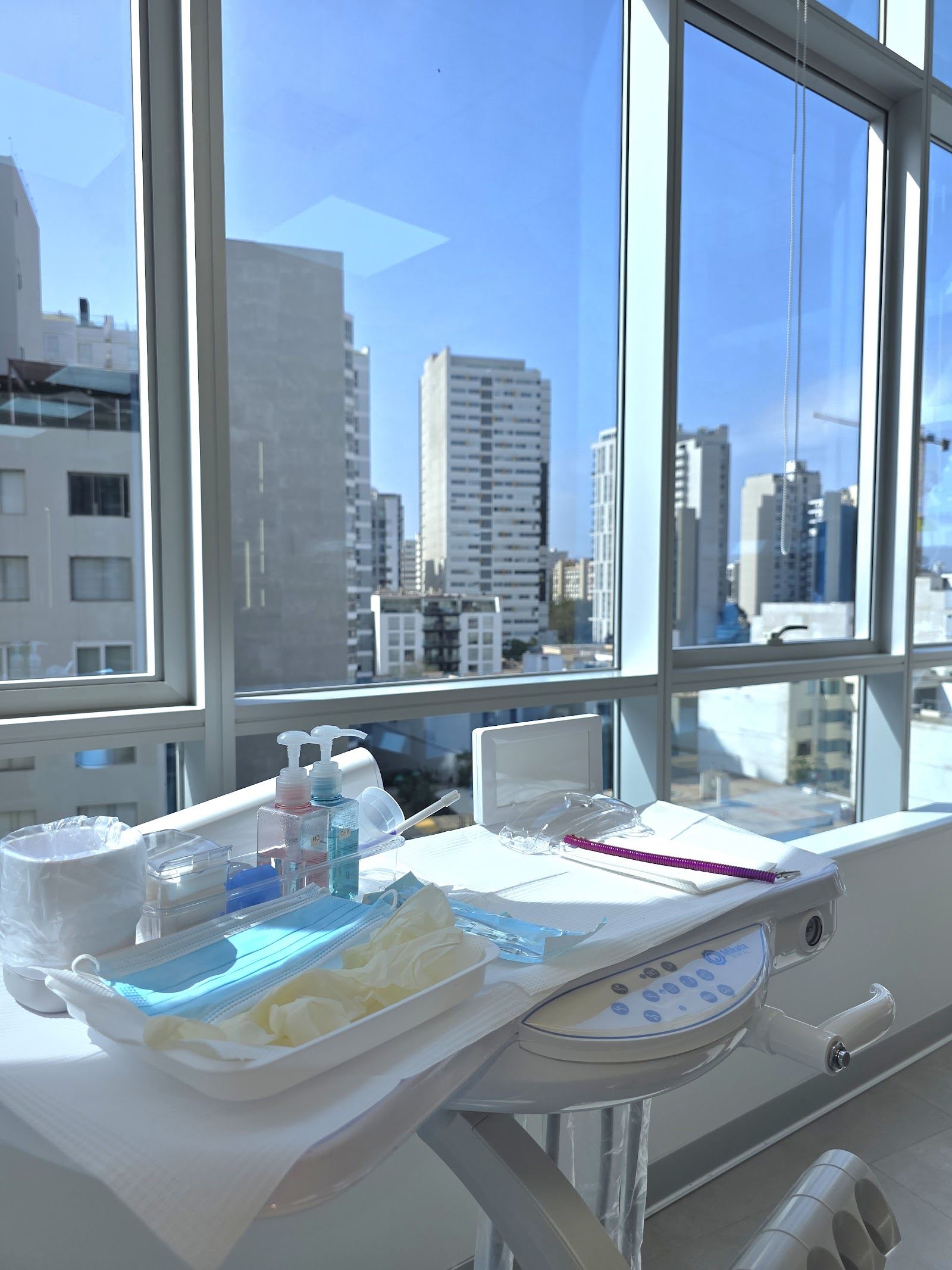 Sala de atención de Rovaldent con ventanales de piso a techo y vista al skyline de Lima