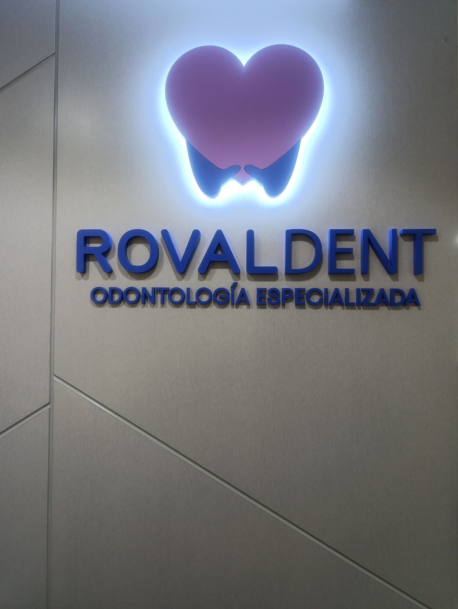 Logo retroiluminado de Rovaldent en la sede