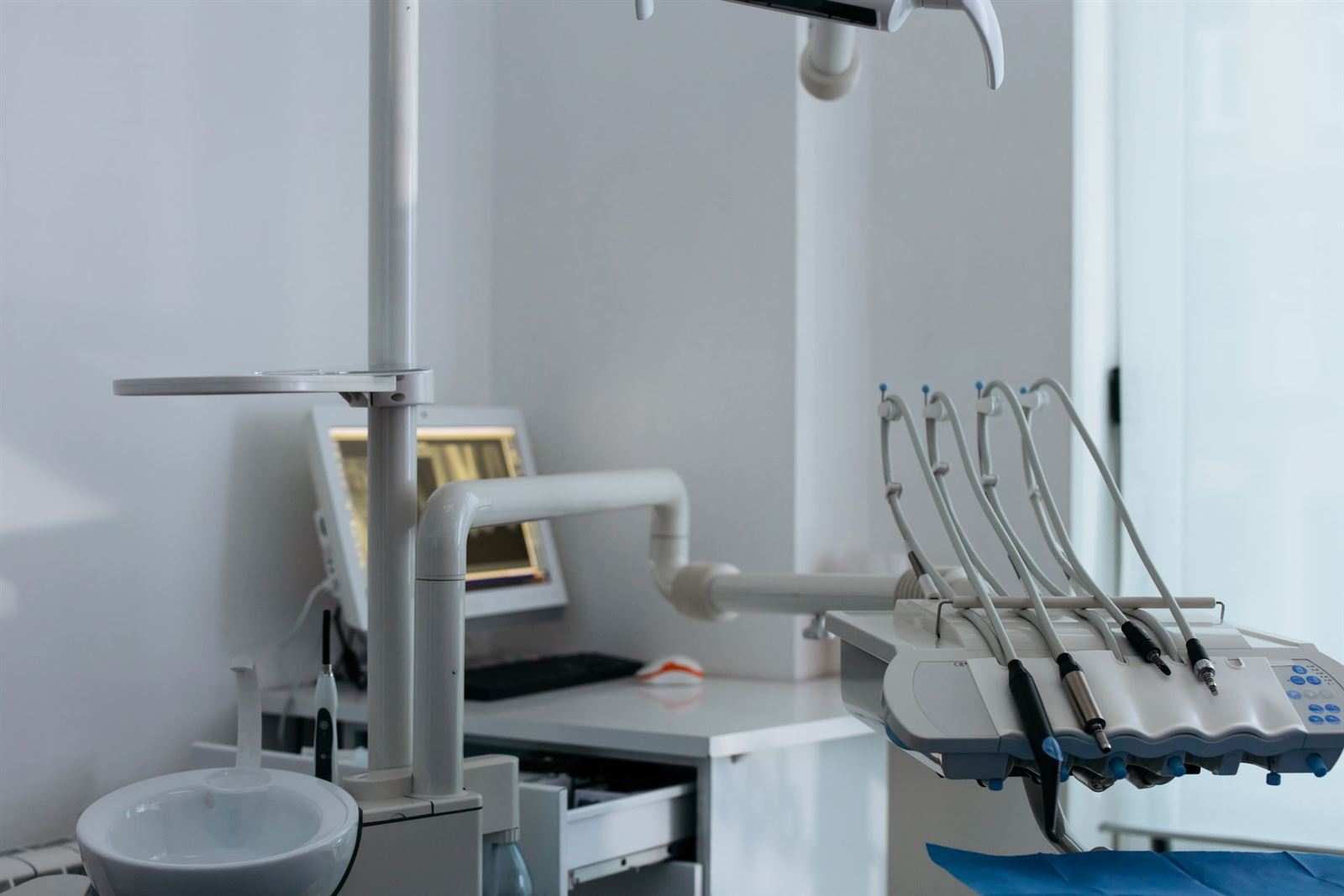 Instrumental odontológico moderno sobre la unidad dental