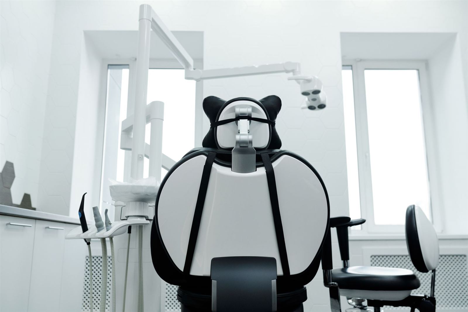 Sillón dental en ambiente editorial