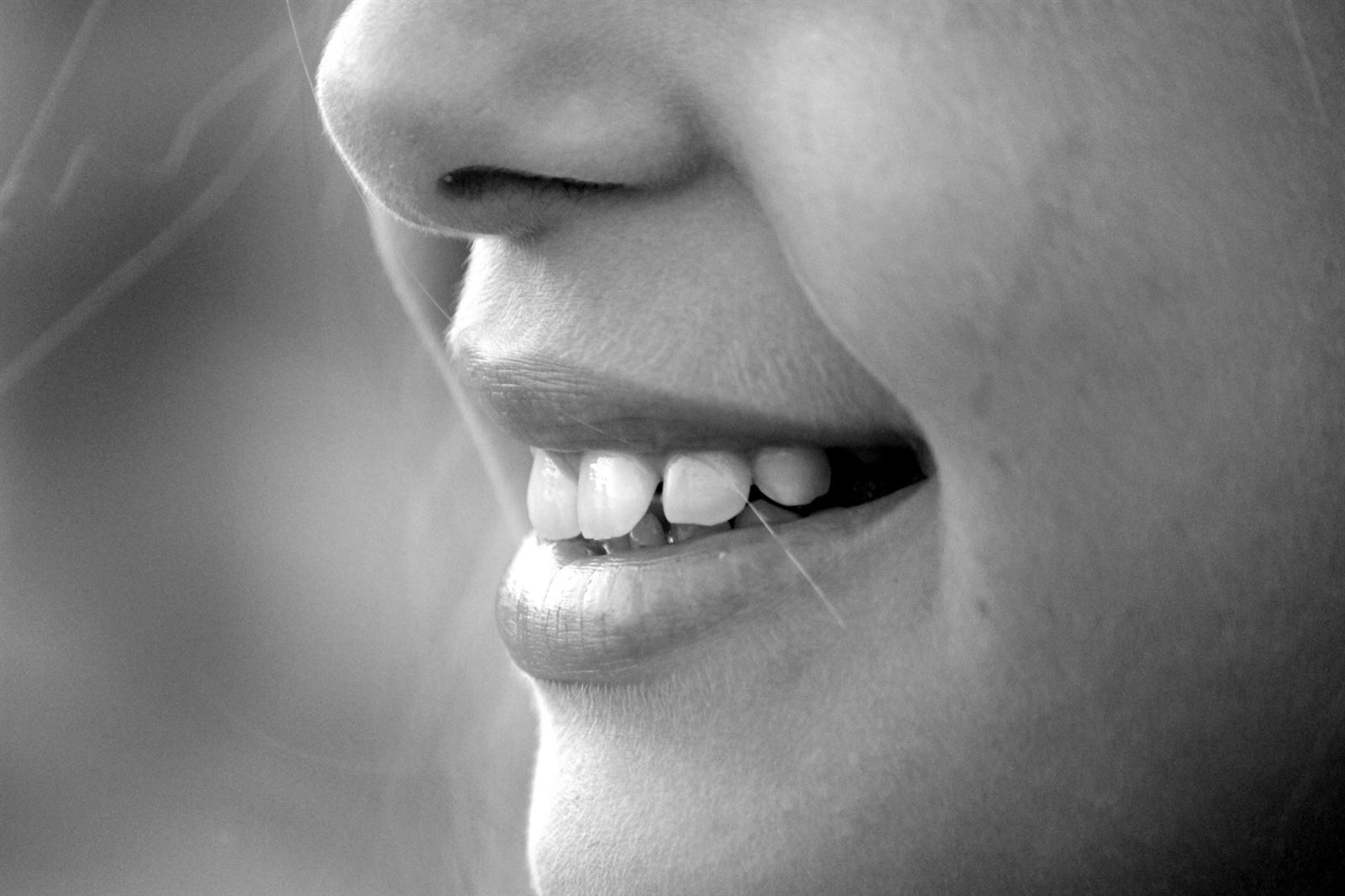 Retrato en blanco y negro de una sonrisa amplia y natural