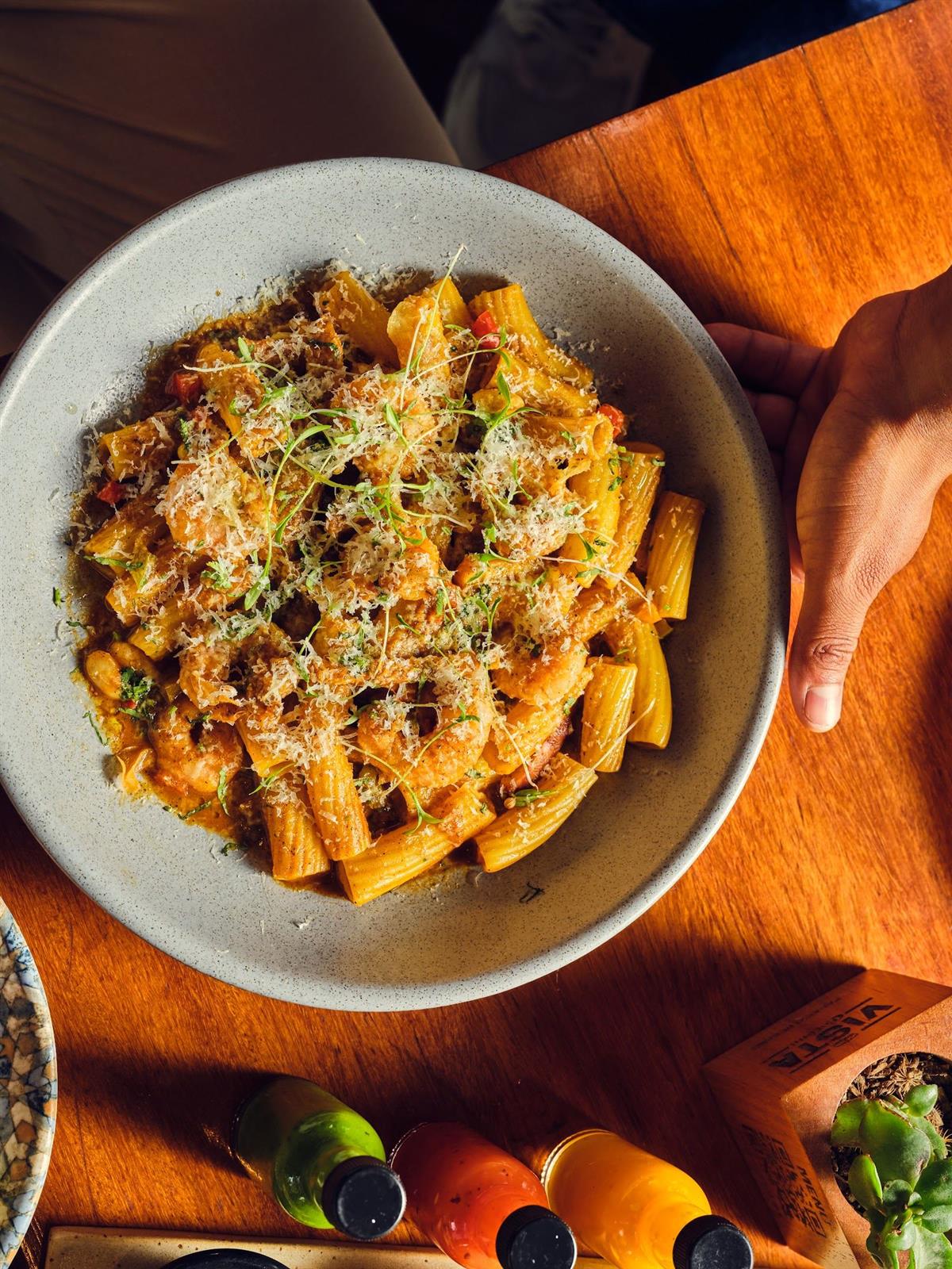 Rigatoni con camarones servido en bowl con la caja de menú Vista