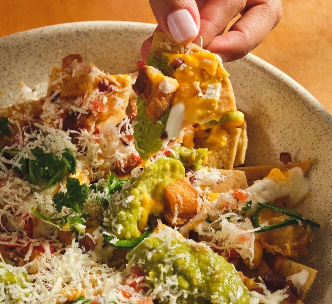 Nachos con guacamole y queso gratinado
