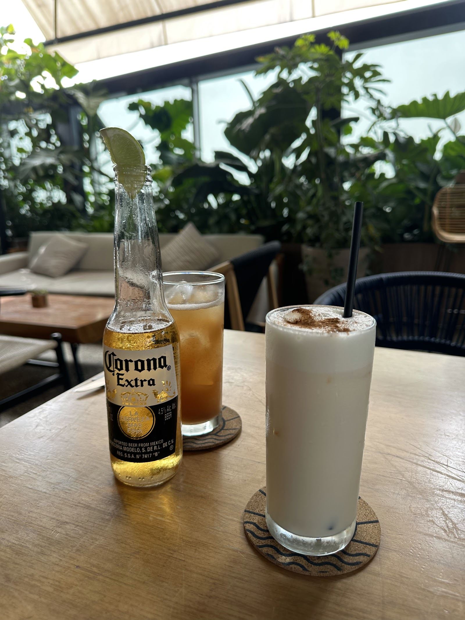 Corona Extra con limón, chilcano y cóctel cremoso con canela en la terraza